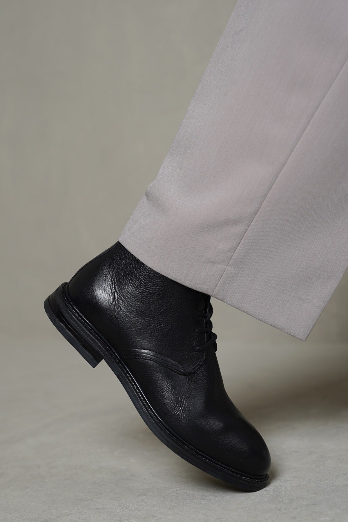 LACE UP LEATHER CHUKKA BOOT