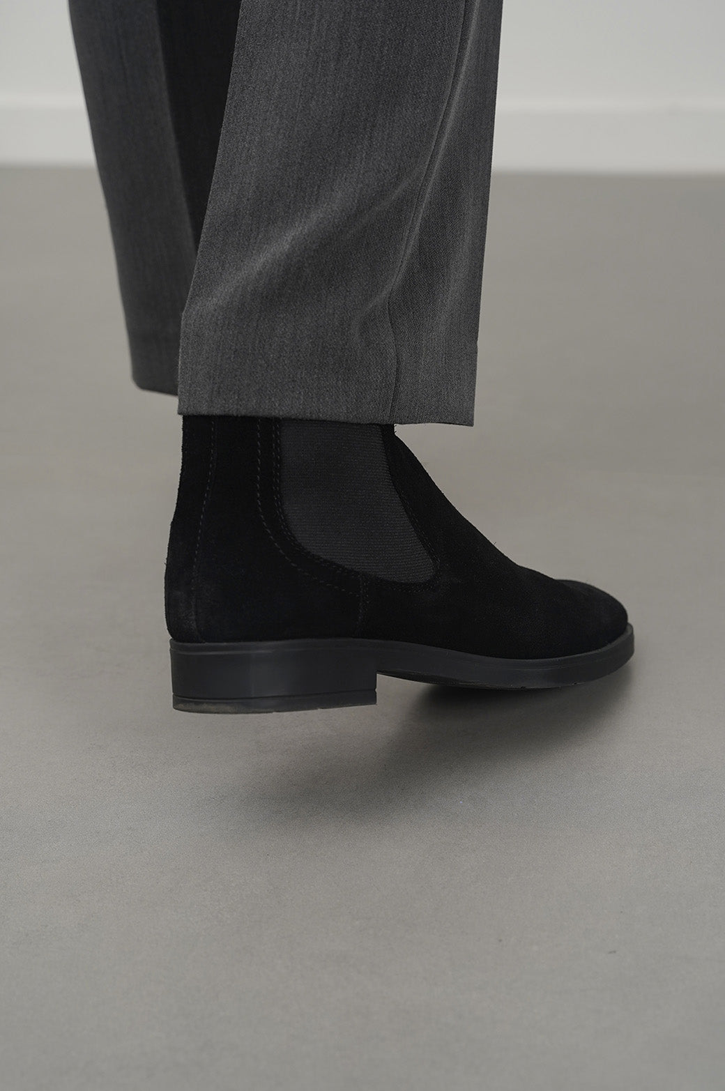 CLASSIC CHELSEA BOOTS